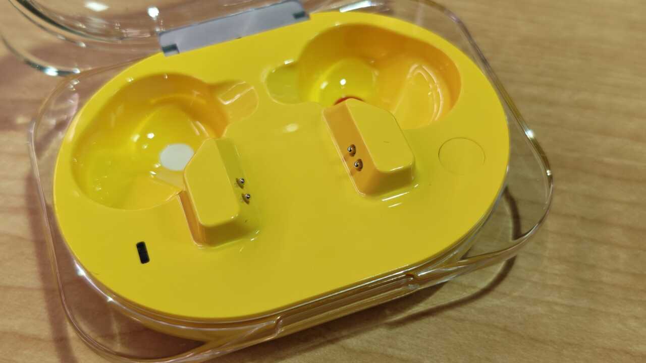 Nothing Ear (3a) - 空盒可以睇清楚:兩點金色充電觸點、白色磁石,同左邊條 LED 開口