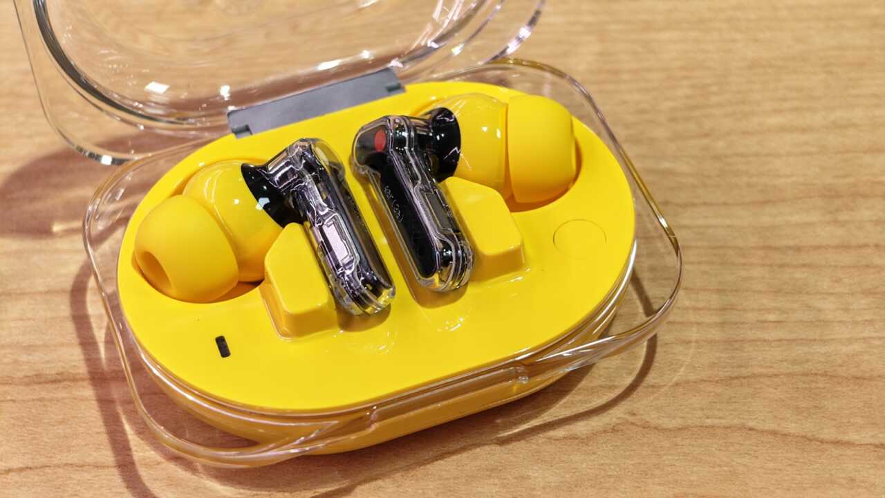 Nothing Ear (3a) - 打開盒,一對耳機瞓喺黃色托盤上,鉸位係銀色金屬
