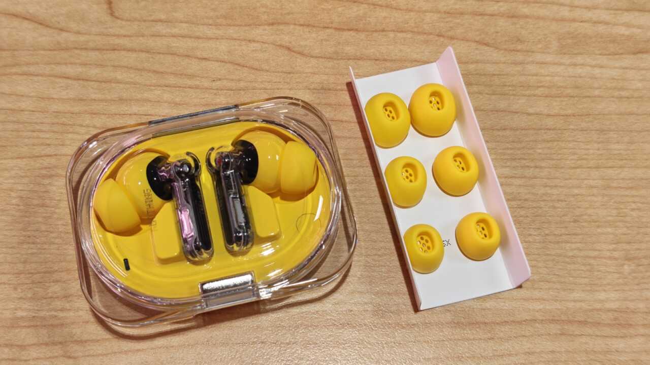 Nothing Ear (3a) - 盒內容:充電盒連耳機,加一排黃色備用耳塞