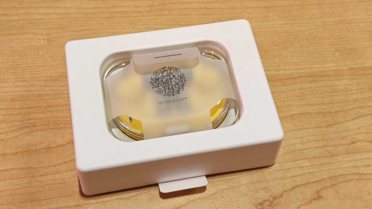 Nothing Ear (3a) - 白色內盒開咗個窗,未拆已經見到黃色充電盒