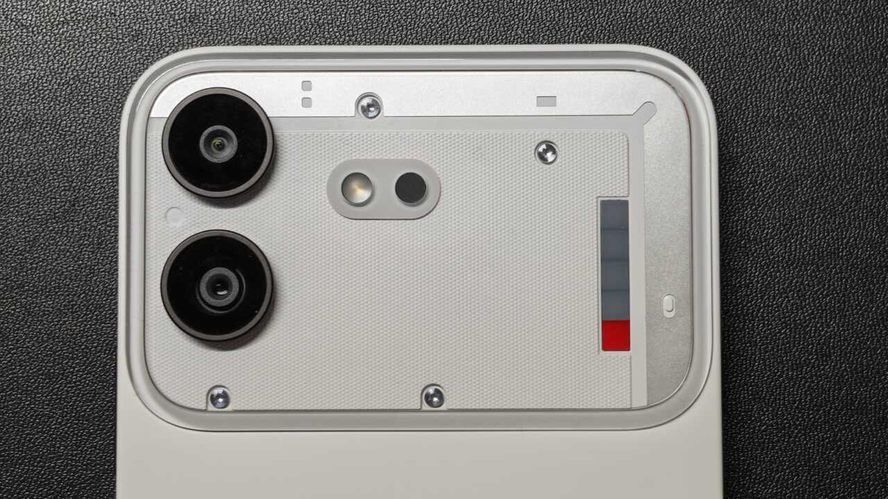 Nothing Phone (4b) - 相機島特寫：頂 5,000 萬主鏡、底 800 萬超廣角，中間閃光燈；右邊灰條連一格紅就係 Glyph Bar