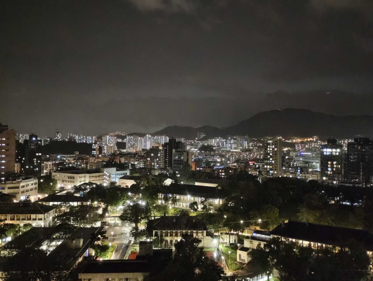 Nothing Phone (4b) - 夜景實拍:著燈樓宇保留到,暗部樹叢見到雜訊,屬入門機常態