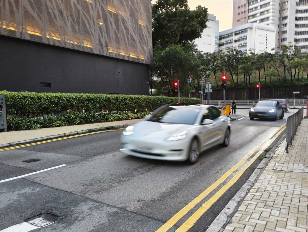Nothing Phone (4b) - 街拍：背景清晰，但行駛中嘅車身有少少殘影