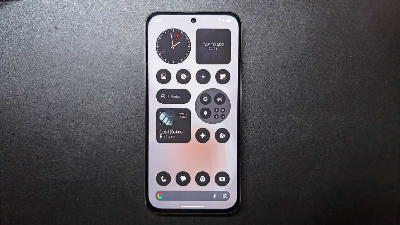 Nothing Phone (4b) - 主頁擺咗 Glyph 時鐘 widget，配 Nothing OS 點陣黑白風格