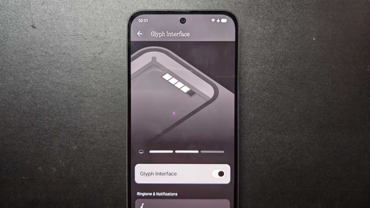 Nothing Phone (4b) - Glyph Interface 設定頁：亮度、翻轉靜音、Essential 通知、計時同進度列逐項可調