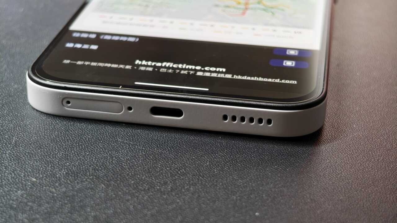 Nothing Phone (4b) - 機底:SIM 卡槽、麥克風、USB-C 同單邊喇叭,中框係塑膠