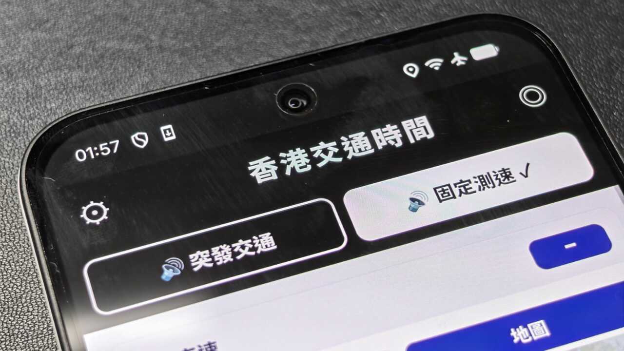 Nothing Phone (4b) - 6.77 吋 AMOLED,開孔式前鏡置中,邊框收得幾窄