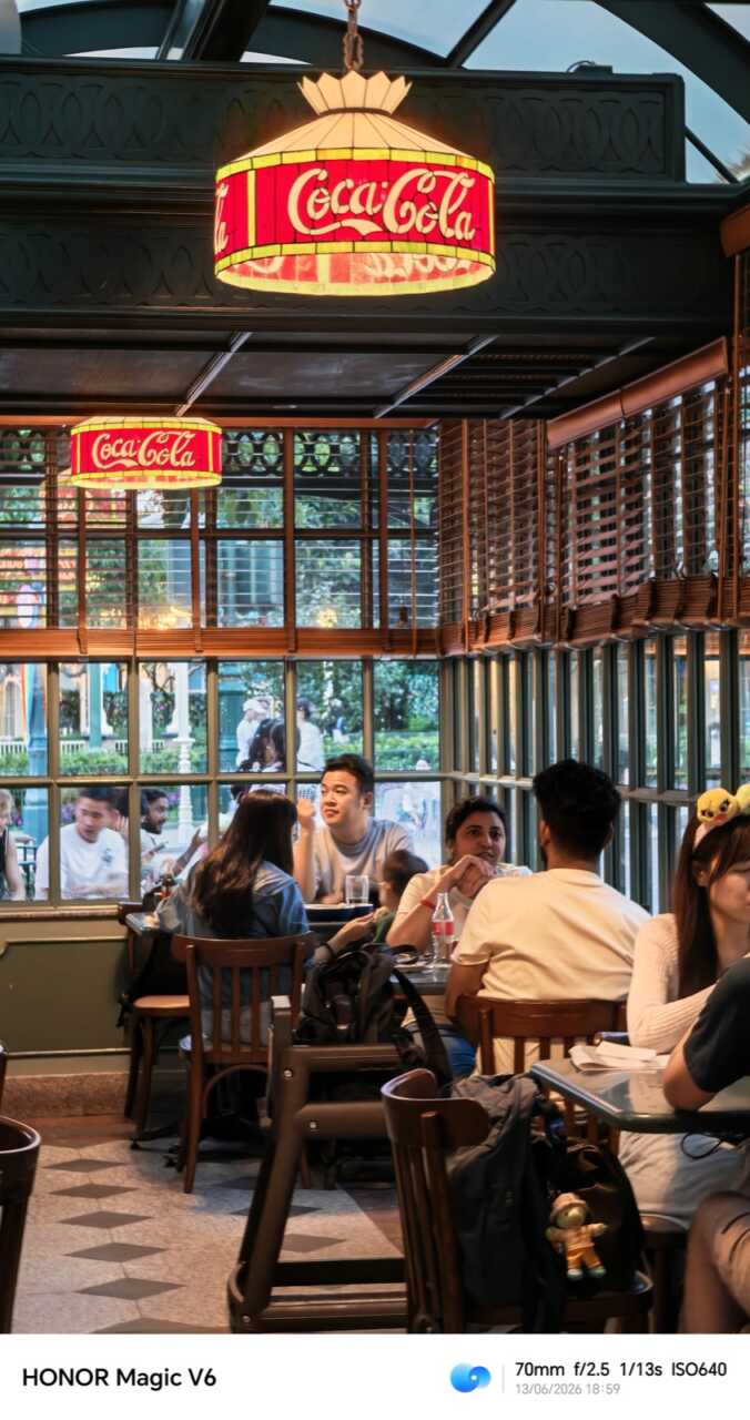 70mm 室內拍 Coca-Cola 主題餐廳,暖光氛圍同人物細節平衡