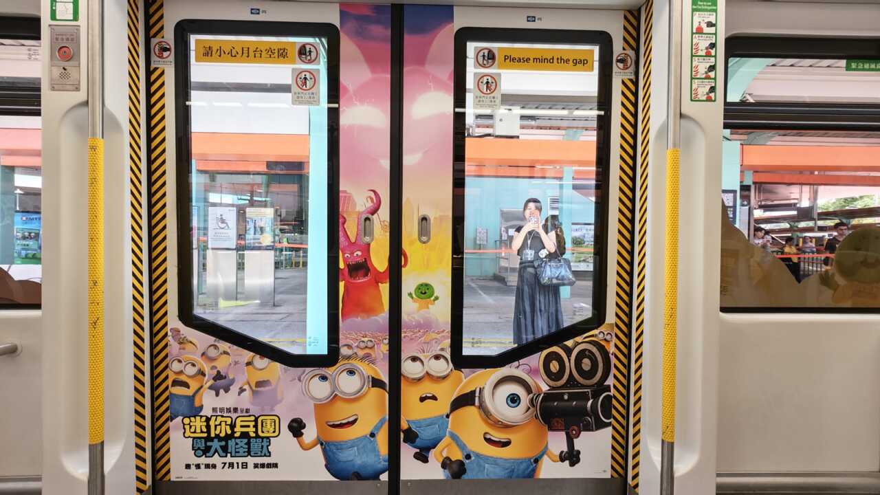 港鐵車門 Minions 主題廣告,車廂反光同細節清晰