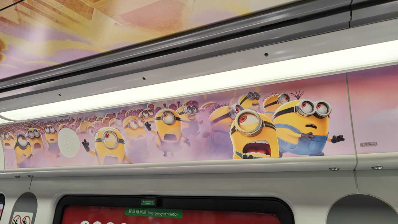 港鐵車廂頂 Minions 廣告帶,色彩鮮明