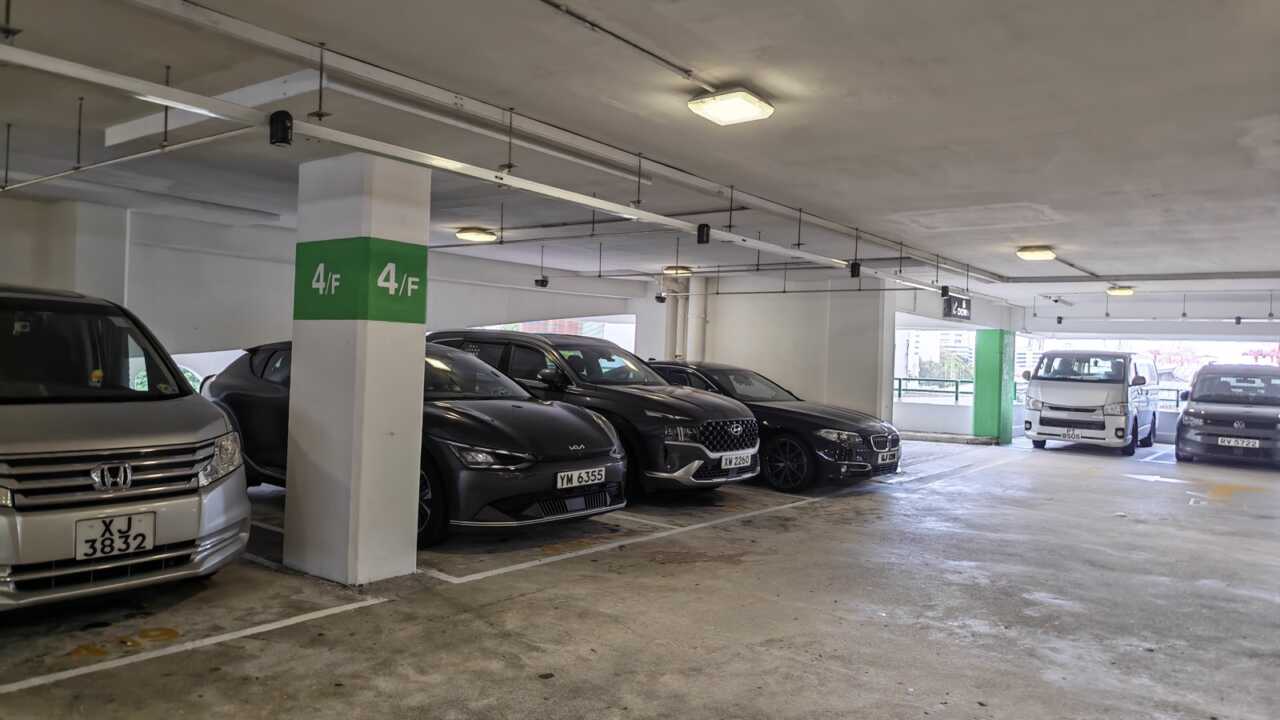 室內停車場實拍,暗位車牌字清晰可辨