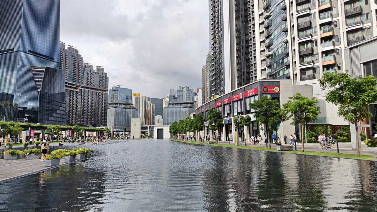 主鏡日景:荃灣海濱水道,陰天雲層層次同水面倒影細節俱在