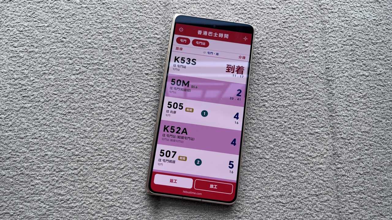 摺埋用 6.52 吋外屏睇 ETA,日常一隻手已經夠用