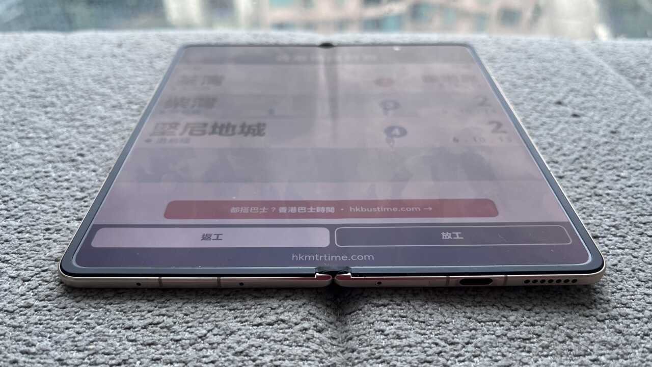 機底 USB-C、麥克風同揚聲器開孔,摺疊狀態下埠位排列企理