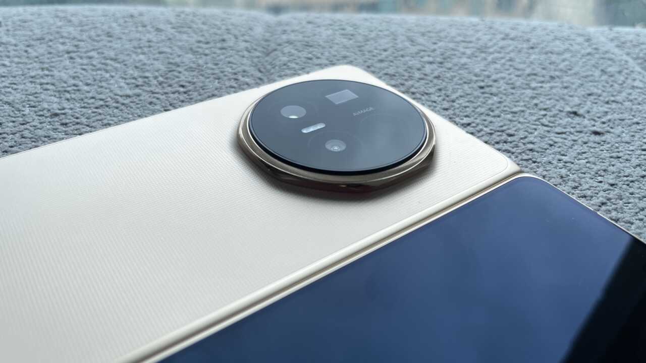 相機模組八角金環、田字三鏡加閃燈,印有 AIMAGE 字樣