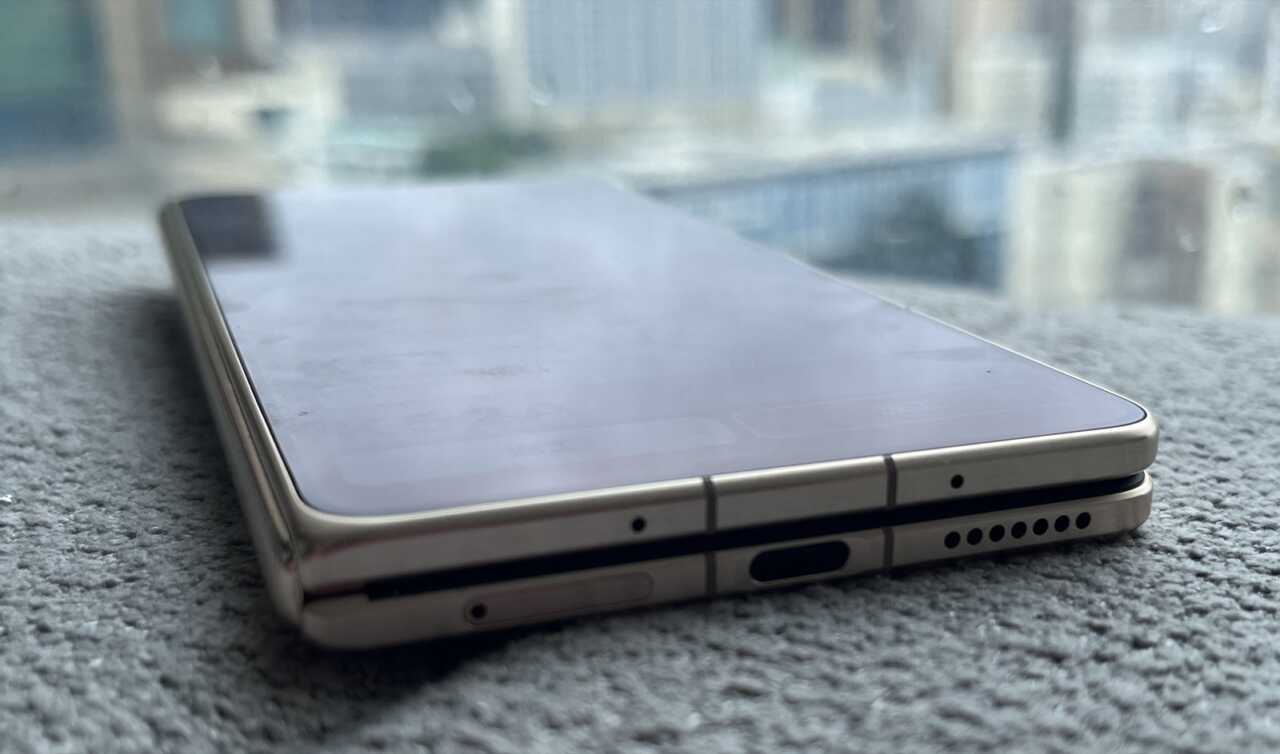 摺疊狀態下機底一覽,USB-C 置中、兩側揚聲器同麥克風