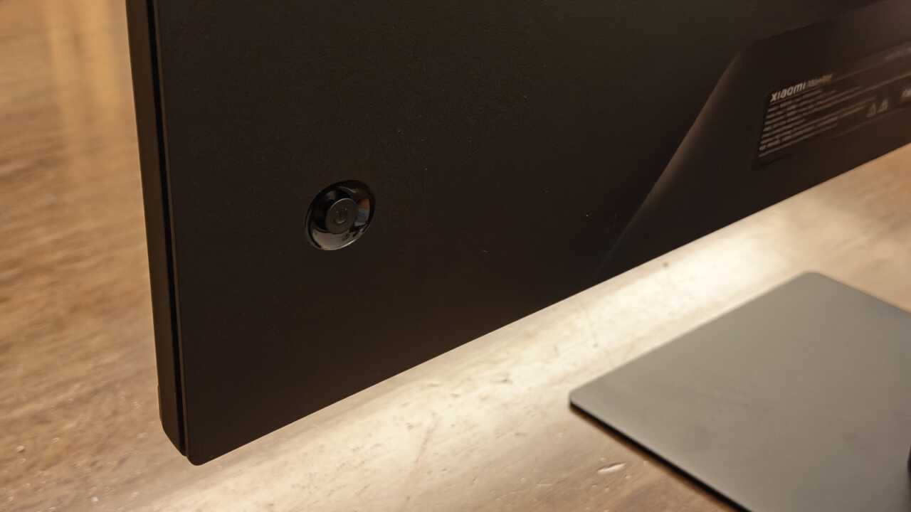 小米 Xiaomi Monitor A27i 2026 - 機背右下角嘅圓形五向鍵,開關機同 OSD 選單全靠佢