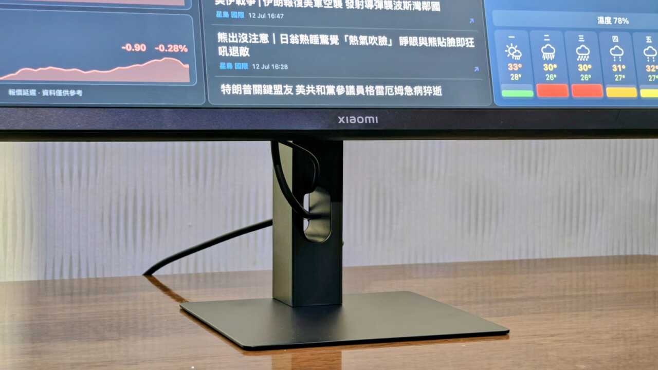 小米 Xiaomi Monitor A27i 2026 - 底座近攝:外邊金屬包邊,中間膠件,螢幕下框印住 XIAOMI 字樣