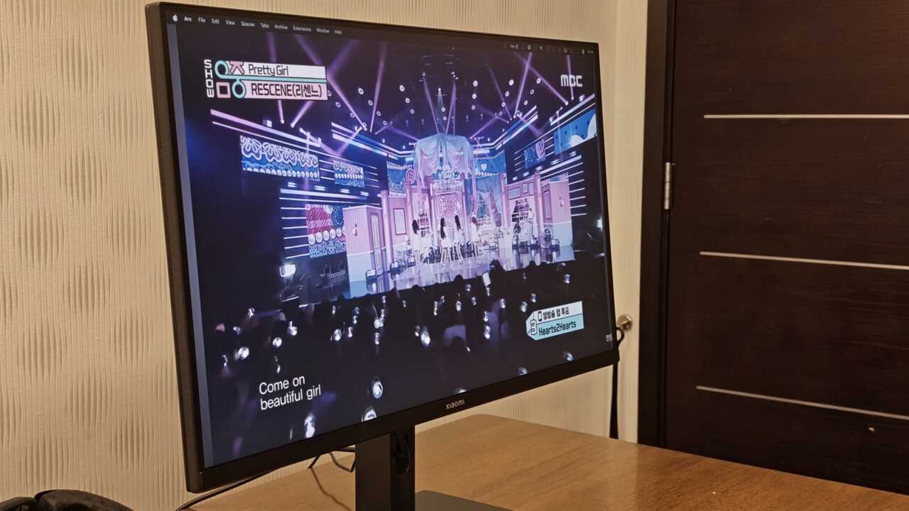 小米 Xiaomi Monitor A27i 2026 - 另一角度側望演唱會片段:深色場景嘅層次一樣保持得住