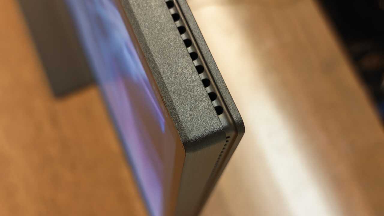 小米 Xiaomi Monitor A27i 2026 - 機身邊角近攝:邊框收得薄,頂部開咗一行散熱格柵