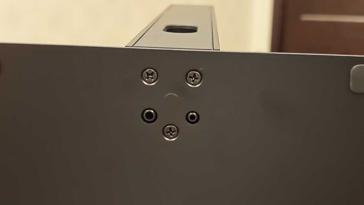 小米 Xiaomi Monitor A27i 2026 - 機背保留 75 x 75mm 標準掛牆孔位(相中已鎖上支架螺絲)