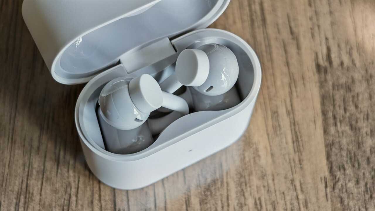 CMF by Nothing Clip Pro - 打開充電盒,一對淺灰 Clip Pro