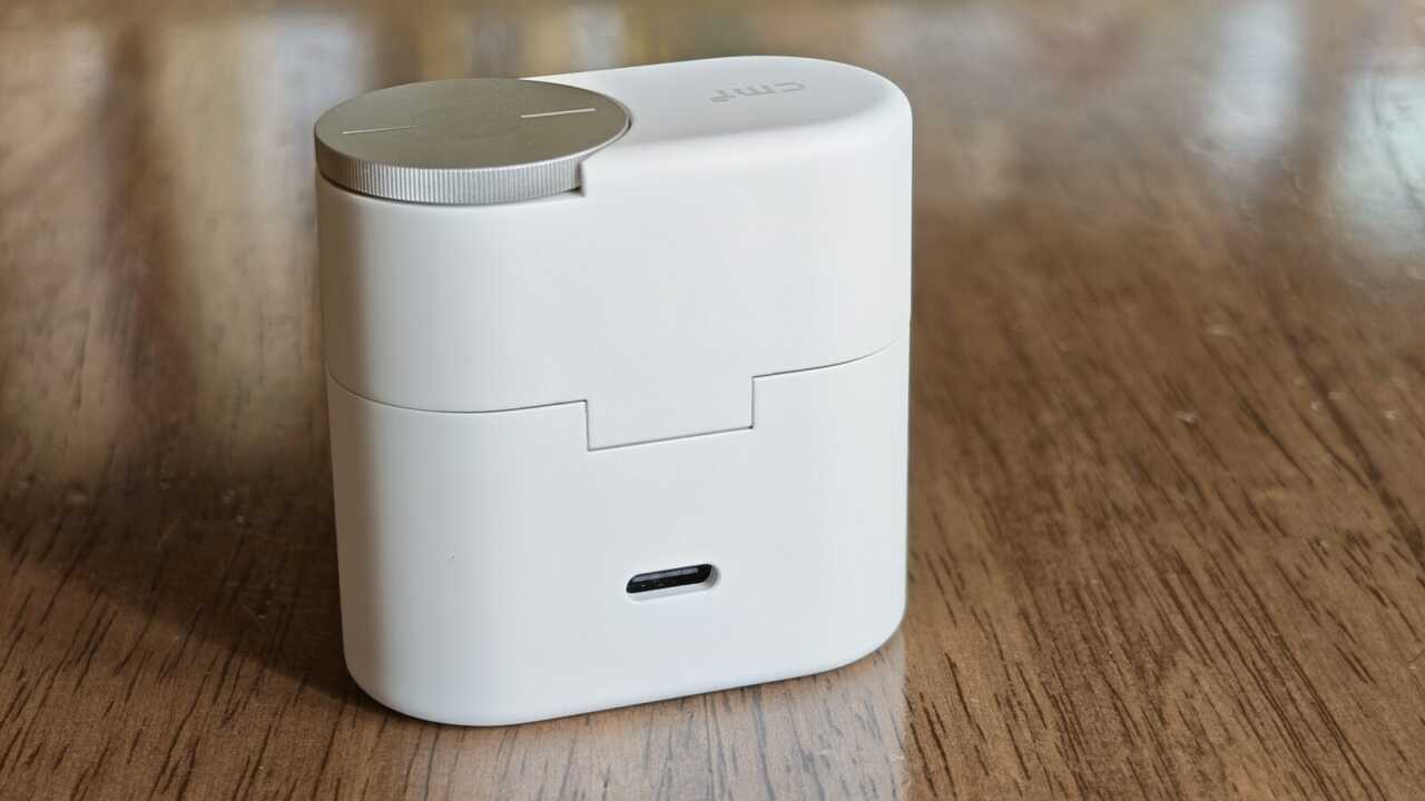 CMF by Nothing Clip Pro - 充電盒正面 USB-C 充電口,盒身輕巧可袋走