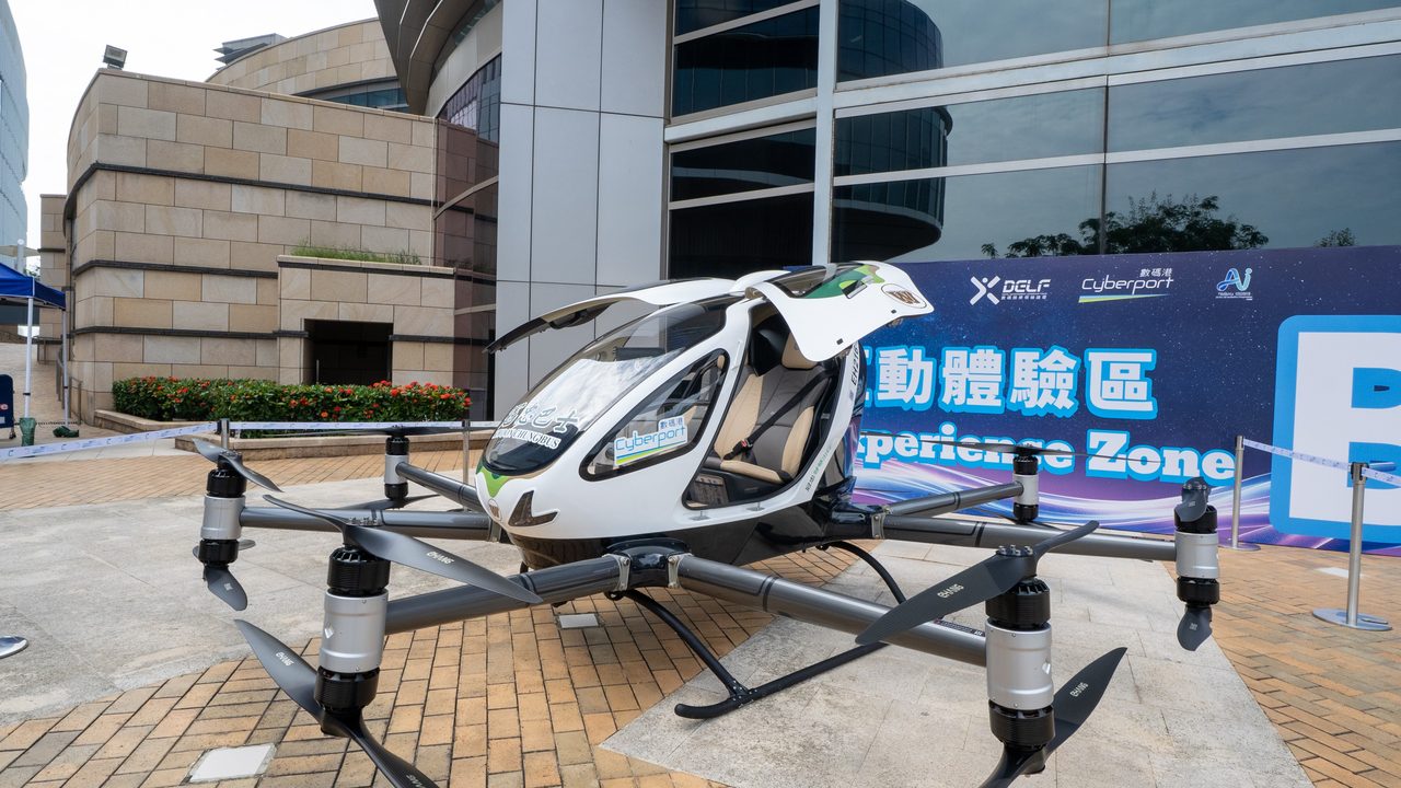 EH216-S eVTOL喺數碼港海濱上空試飛