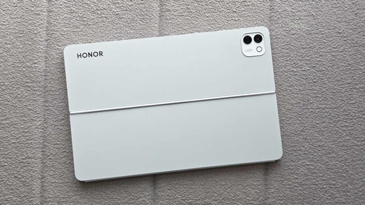 HONOR MagicPad 4 - ホワイトのアルミ一体背面：左上にHONORのロゴ、右上に四角形のカメラモジュール、下半分にはキーボードのマグネット部分