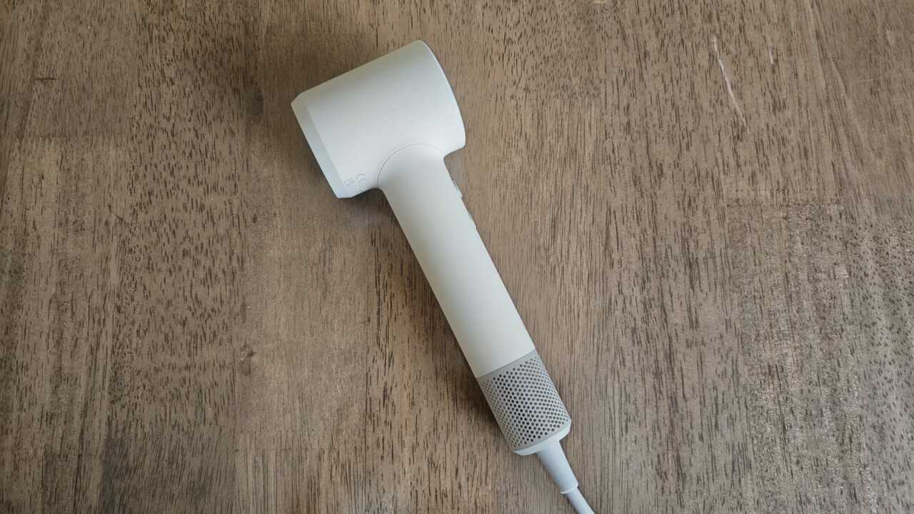Laifen Air Pro - 貝殼白霧面機身,手柄短、重心集中,尾部一圈金屬網進風口