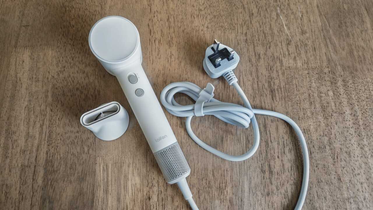 Laifen Air Pro - 開箱全套:風筒主機、磁吸順滑風嘴、束好嘅英規電源線