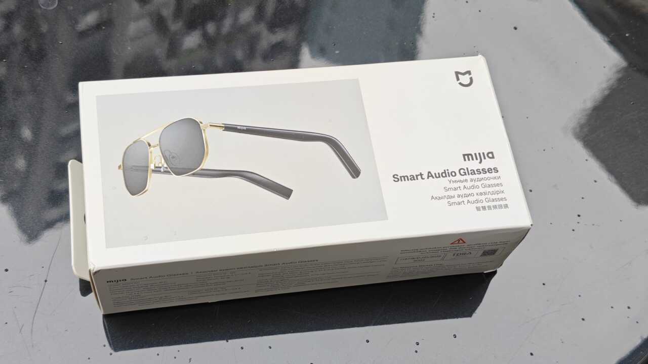 米家スマート音声眼鏡の白い引き出し式小売ボックス、正面にはmijiaロゴとSmart Audio Glassesの文字が印刷されています。