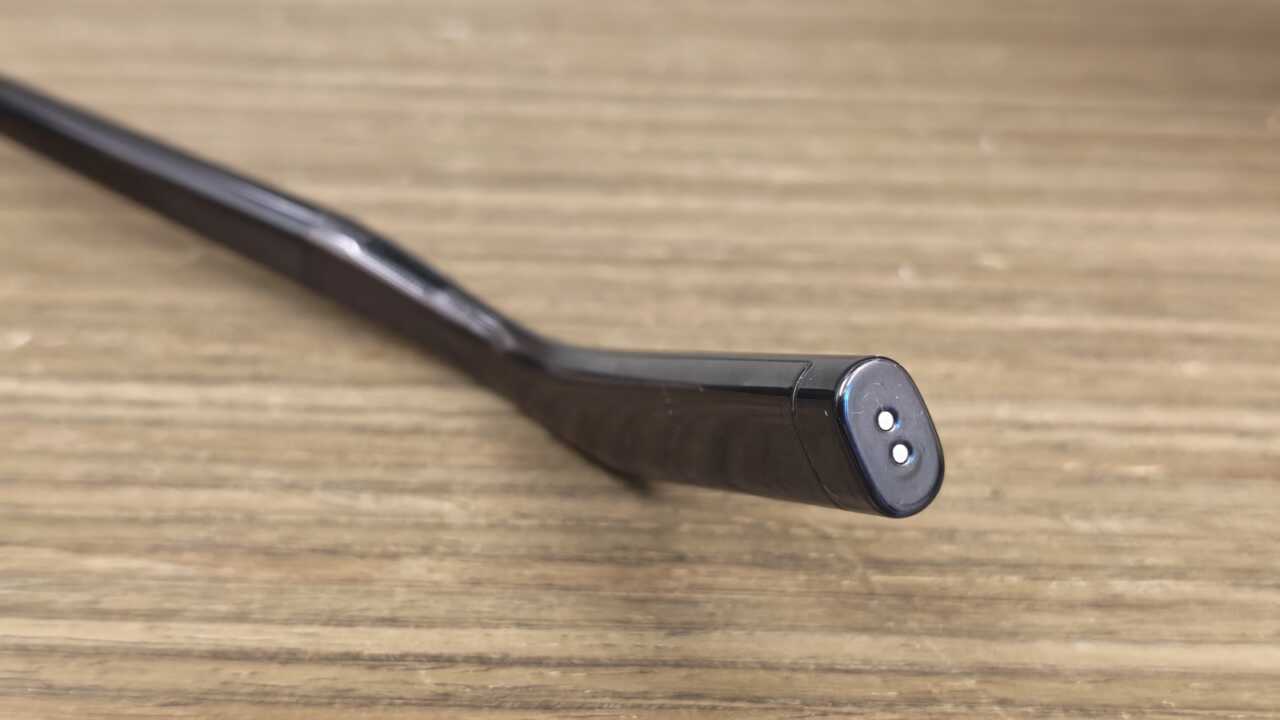 テンプルの先端にある2つの金属充電接点、マグネット式充電ケーブルがここに吸着します