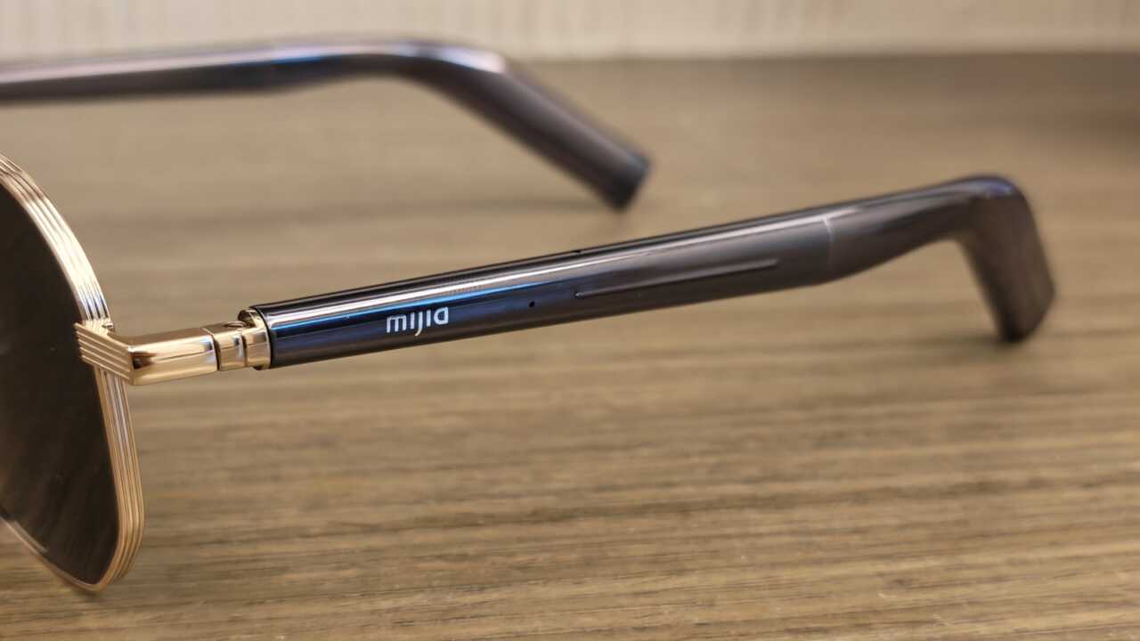 テンプルの外側に印刷されたmijiaの文字、金色のフレームからダークカラーのテンプルに移行
