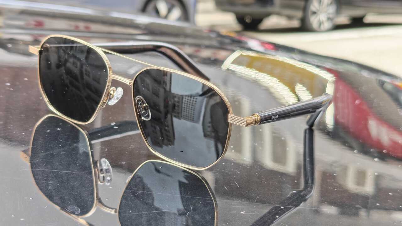 金属製パイロットモデルに使用されているTAC偏光レンズ、公式には99.9%以上の紫外線を遮断できるとされています。