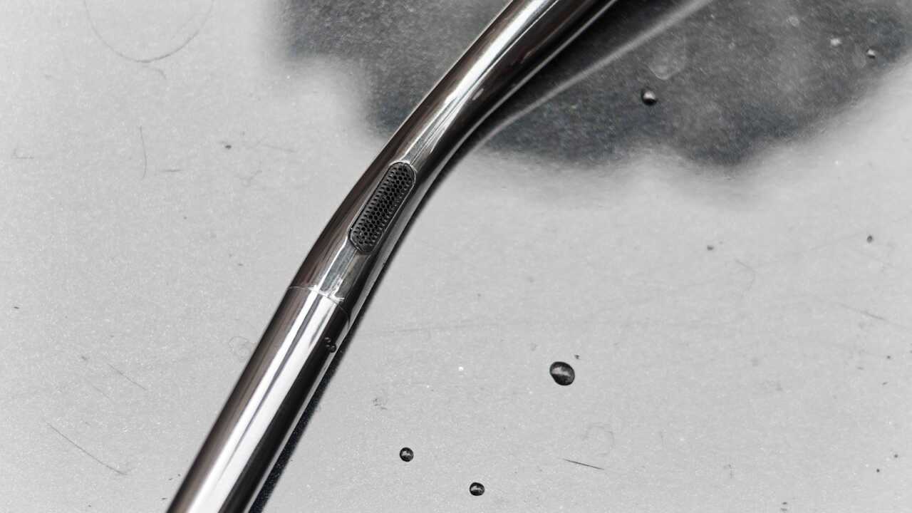テンプルの上下に開いた長方形の開口部、スピーカーと調音孔の位置