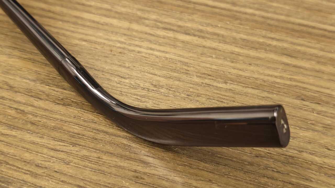 テンプルの先端は丸みを帯びており、横には小さな認証刻印があります。