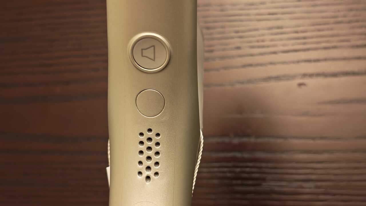 手柄後方兩粒圓形實體掣,下面一粒下方就係語音提示嘅喇叭孔