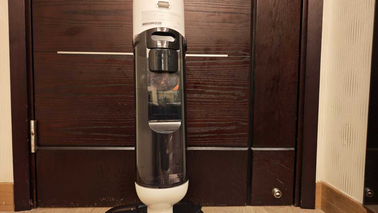 機身上直立咁裝住嘅半透明污水箱,唔使拆都睇到入面水位
