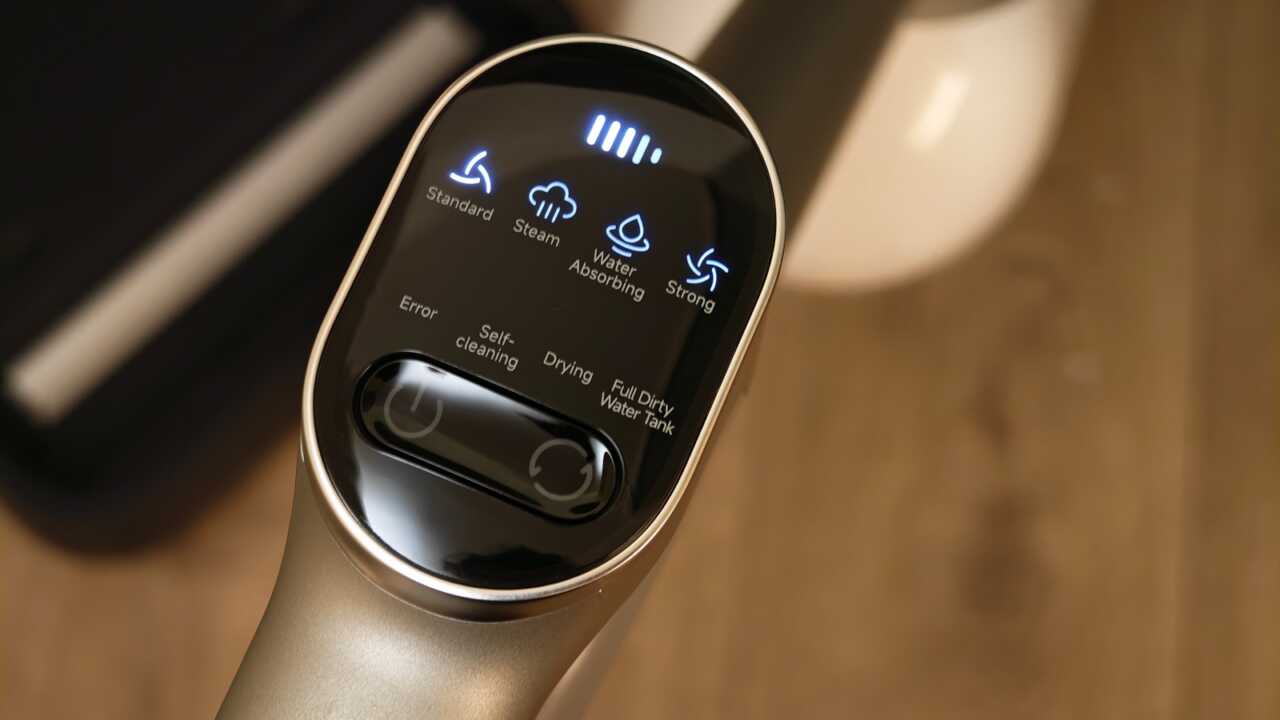 手柄上嘅 LED 顯示屏,開機後亮起自清潔、烘乾同蒸氣等圖示