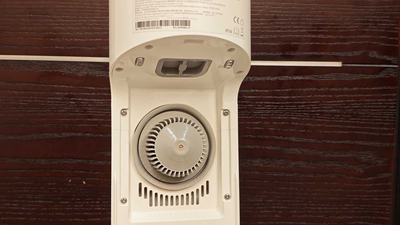主機背面嘅圓形風機格柵同規格標籤,右邊見到 CE 同 IPX4 標示
