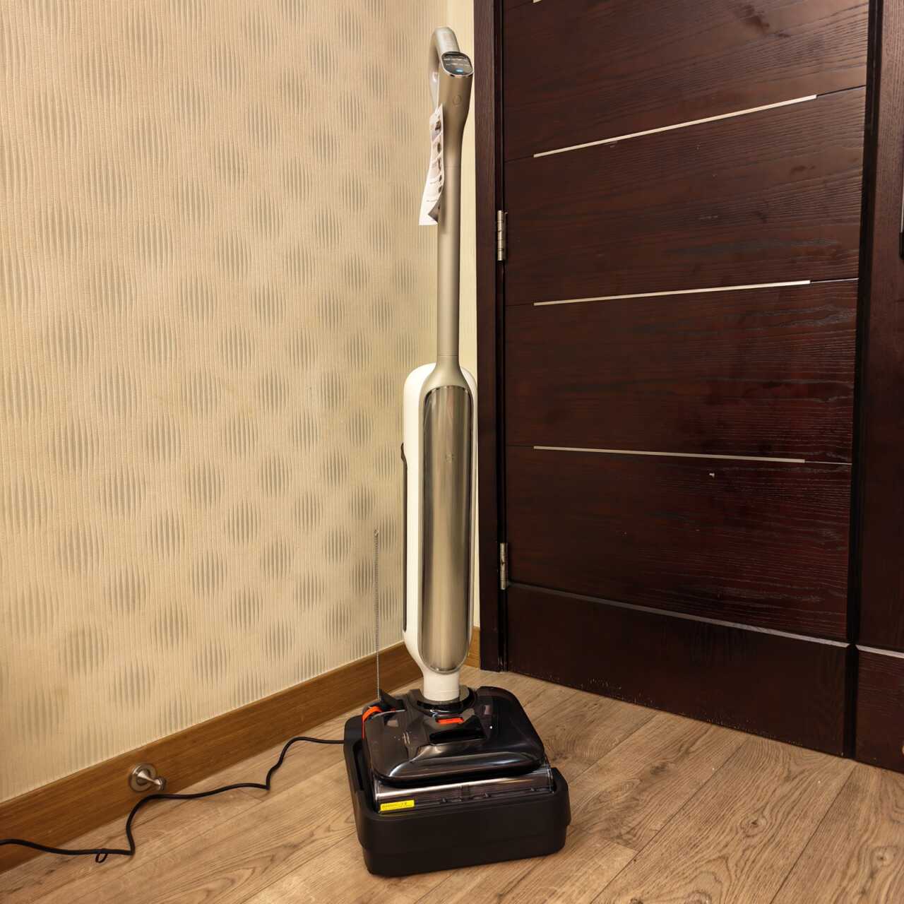 裝好之後成部機企喺自我清潔充電底座上面,底座拖住一條電源線