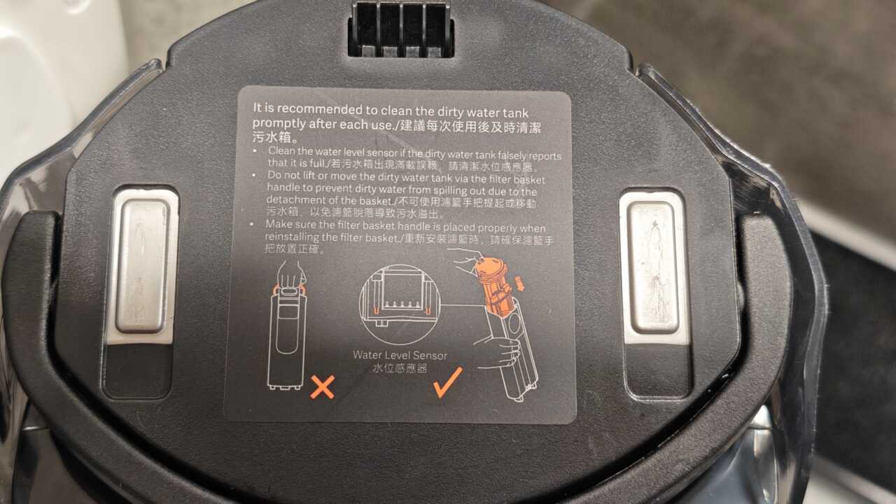 污水箱頂部貼住中英對照嘅圖解貼紙,提醒每次用完要即時清潔污水箱,仲標明咗水位感應器位置