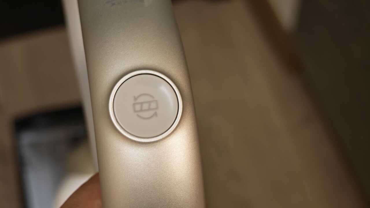 管身上印住米家 logo 嘅圓形金屬按鈕