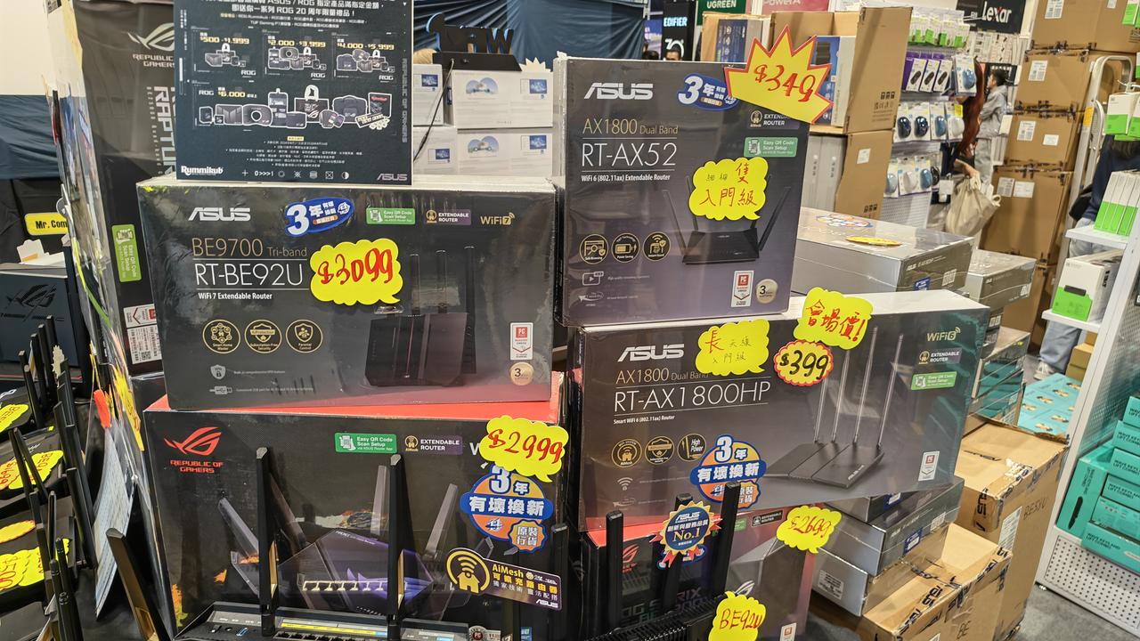 Mr. Com 攤位現場,貨架擺滿多款 ASUS 路由器同優惠價牌