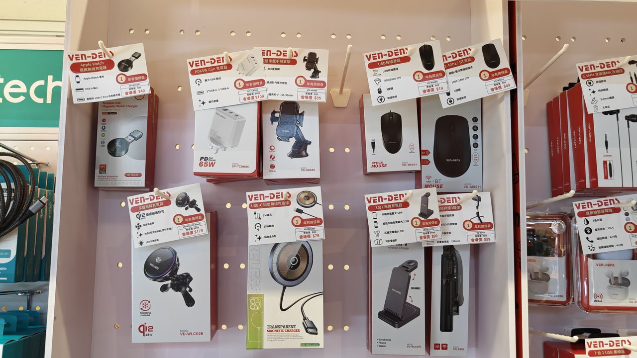 Ven-Dens スマートフォンおよび車用アクセサリーの陳列、Apple Watch充電器、PD65W GaN充電器、車用スマホホルダー、USBマウス、Bluetoothマウス、Qi2車用ワイヤレス充電器、USB-Cマグネットワイヤレス充電ケーブル、3in1ワイヤレス充電器、三脚など
