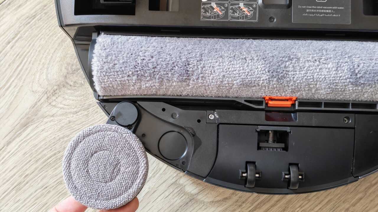 Xiaomi 掃拖機器人 6 Max - 伸縮可能な円形の角落ちモップが外に伸び、家具の脚の周りも掃除できます。