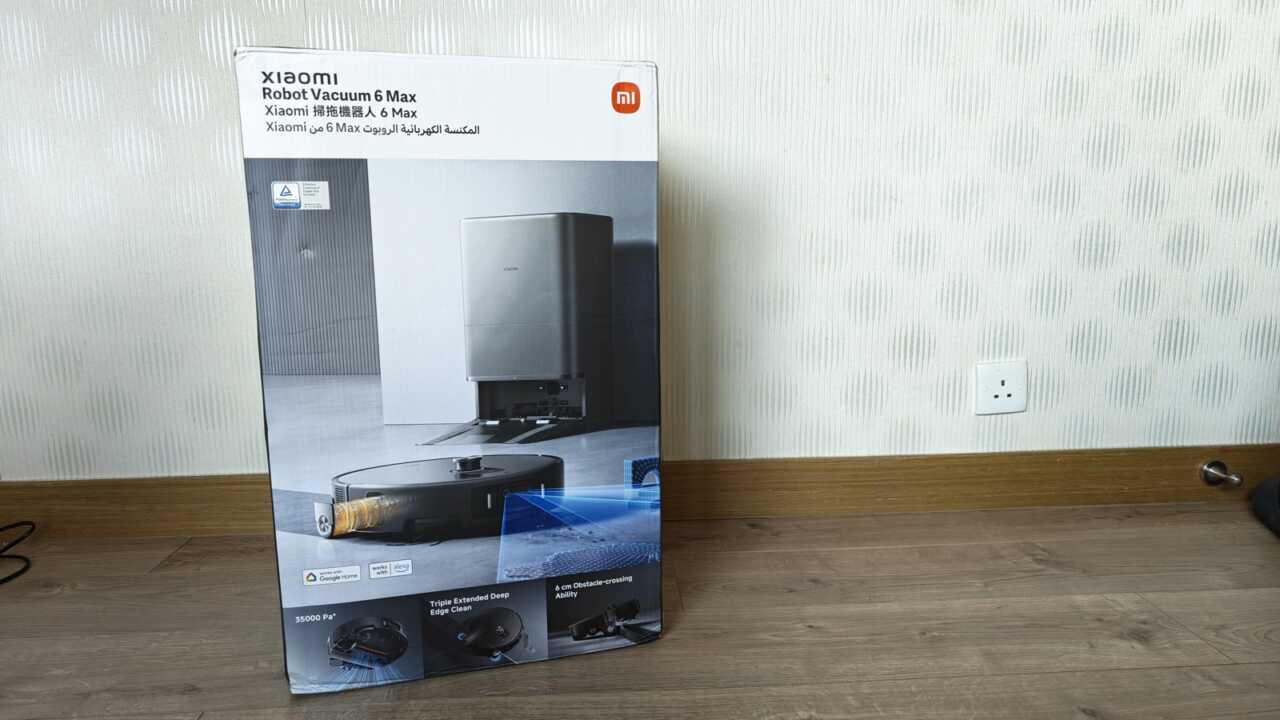 Xiaomi 掃拖機器人 6 Max - 香港／国際版の箱、正面には35000Pa、三重外拡張エッジクリーニング、6cm障害物越え、AI三カメラなどのセールスポイントが記載されており、右下にはイギリス規格のプラグがあります。