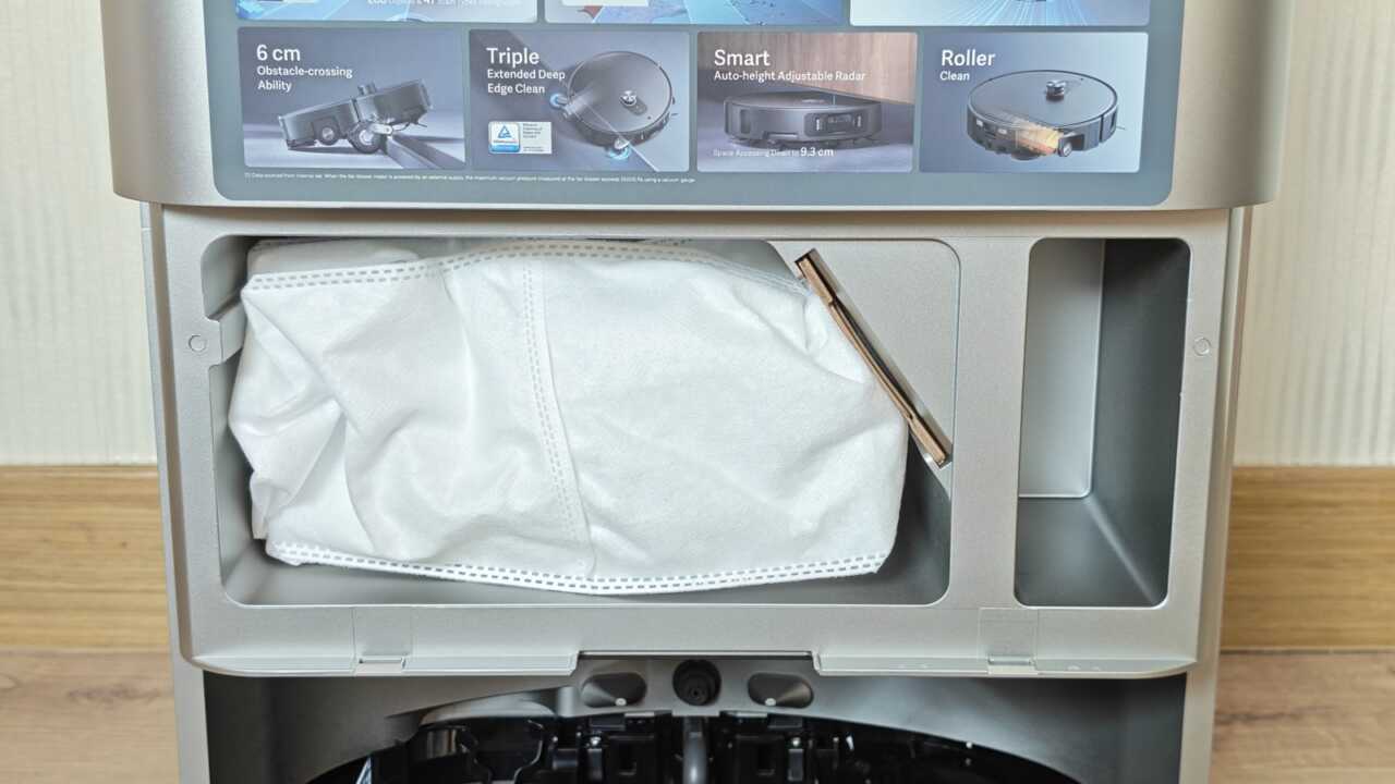 Xiaomi 掃拖機器人 6 Max - 使い捨てのゴミ袋はすでにゴミタンクに装着されており、その横には掃除／カット用の小道具が付属しています。
