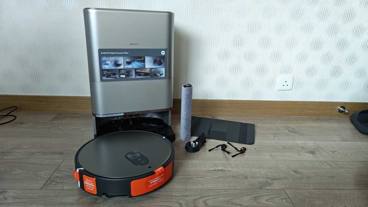 Xiaomi 掃拖機器人 6 Max - 開封した全セット：オールインワンステーション、機体、ローラー用モップ、電源コード、左右のサイドブラシ、ベースのスロープなどのアクセサリーが一度に出てきました。